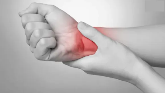 Đau cổ tay là dấu hiệu bệnh gì? Khi nào cần đi khám bác sĩ?